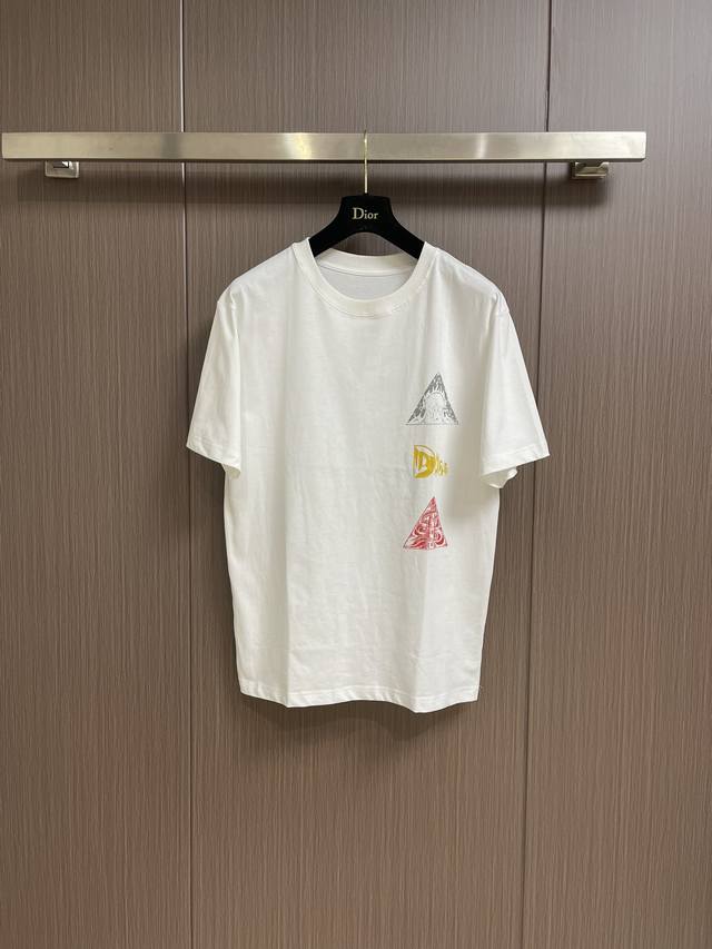 Dior 2024Ss太空宇宙系列印花圆领短袖t恤，这款 T 恤从1970年代的太空主题影视作品汲取灵感，仿佛星系问的沙漠宇宙。采用棉质竹节平纹针织面料精心制作